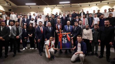 Enerji ve Tabii Kaynaklar Bakanı Alparslan Bayraktar, Anadolu Üniversitesi’nde düzenlenen