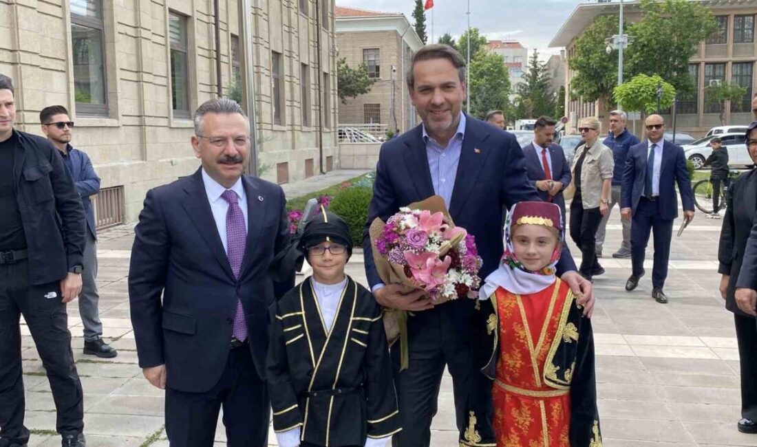 Bakan Bayraktar, Eskişehir Valiliği’ni ziyaret etti Eskişehir’e gelen Enerji ve Tabii Kaynaklar Bakanı Alparslan Bayraktar, Eskişehir