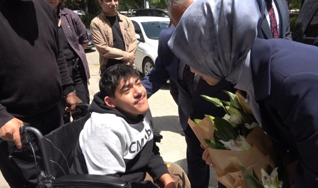 Bakan Mahinur Özdemir Göktaş’tan, özel gereksinimli Abdullah’a yakın ilgi Aile ve Sosyal Hizmetler Bakanı Mahinur Özdemir Göktaş, Bilecik’te karşılaştığı