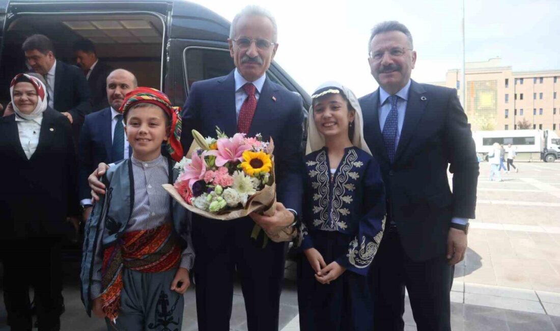 Bakan Uraloğlu Eskişehir Valiliği’ne ziyarette bulundu Ulaştırma ve Altyapı Bakanı Abdülkadir Uraloğlu, Eskişehir’de gerçekleştirdiği bir dizi