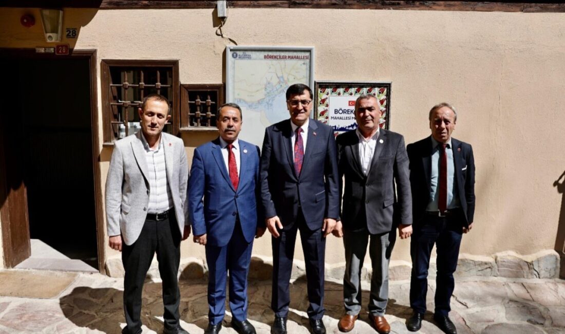 Başkan Kahveci: “Şehrimizi ortak akılla yönetmek için muhtarlarımızın fikirleri bizler için çok kıymetli” Kütahya Belediye Başkanı Eyüp Kahveci, Kütahya Muhtarlar Derneği Başkanı İsmail