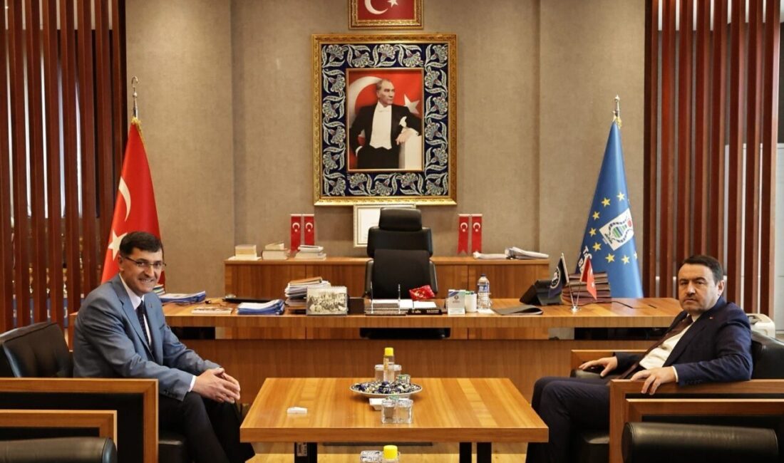 Başkan Kahveci: “Valiliğimizle her zaman güçlü bir iş birliği içindeyiz” Kütahya Valisi Musa Işın, Kütahya Belediye Başkanı Eyüp Kahveci’yi makamında