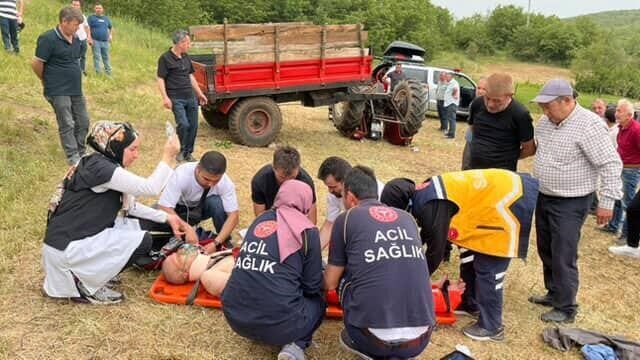 Bilecik’te devrilen traktörün altında kalan sürücü ağır yaralandı Bilecik’te seyir halinde iken kontrolden çıkıp devrilen traktörün sürücüsü ağır