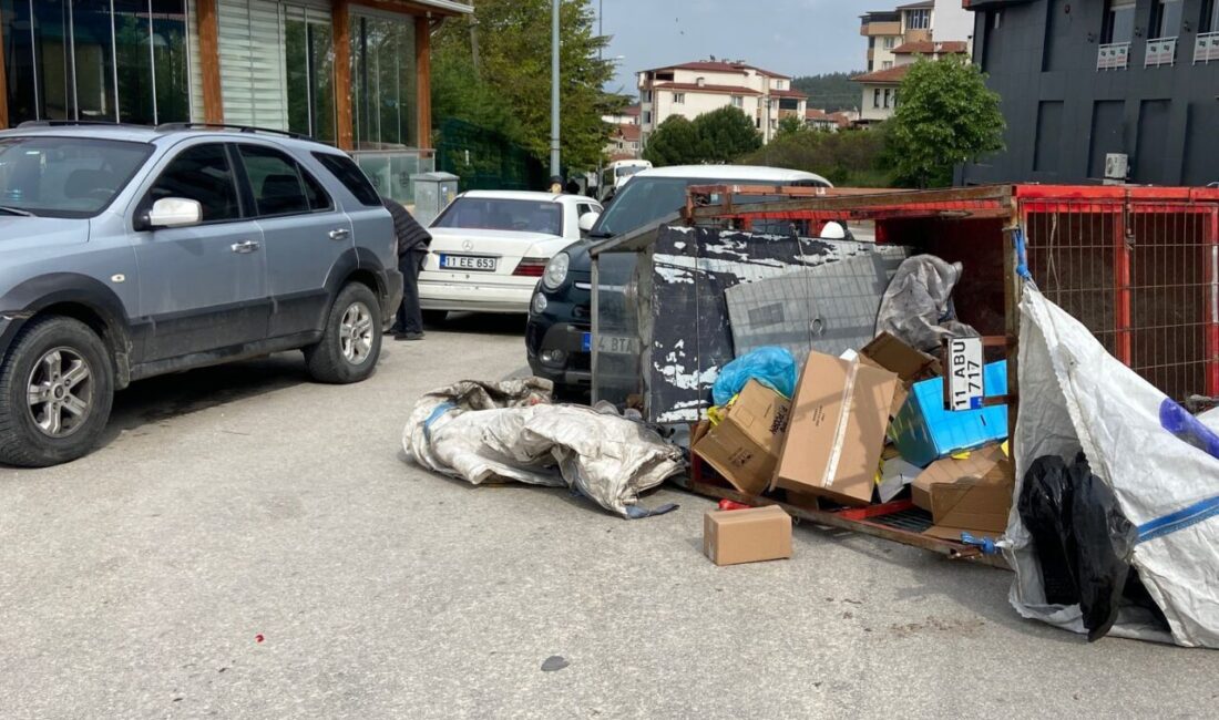 Bilecik’te seyir halinde devrilen motosiklet sürücüsü yaralandı Bilecik’te arkasında mukavva kağıt yüklü motosiklet seyir halinde virajı alamayarak