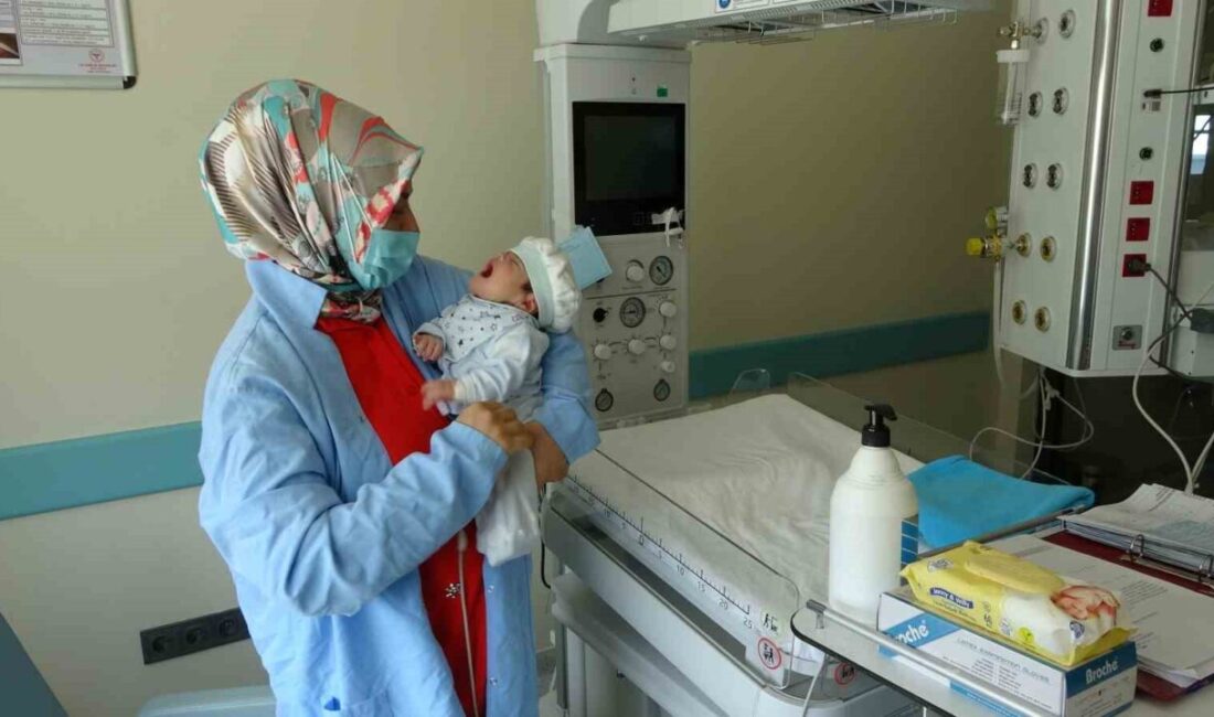 Boynunda dev tümörle doğan bebek hayata tutundu Kütahya Şehir Hastanesi’nde, tıp literatürüne geçecek bir başarıya imza atıldı.