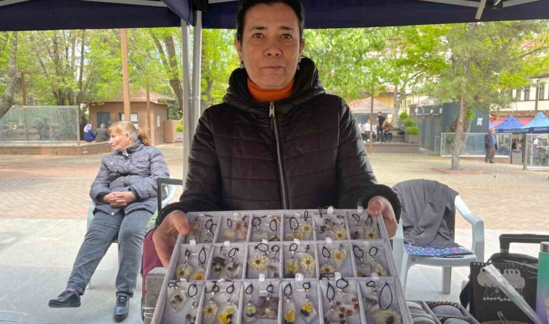 Eskişehir’de el emeği canlı çiçek kolyeleri yapan Nurgül Bozkurt, “Çiçekleri