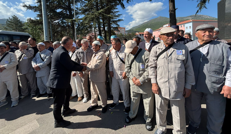 Çay’da Hacı Adayları Dualarla Uğurlandı Çay ilçesinde hac farizasını yerine getirmek üzere yola çıkan hacı