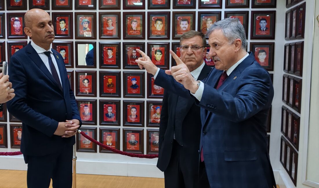 Selçuk Özdağ’dan Şehitler Derneği’ne ziyaret TBMM Grup Başkanvekili ve Gelecek Partisi PYK Üyesi Selçuk Özdağ, Türkiye