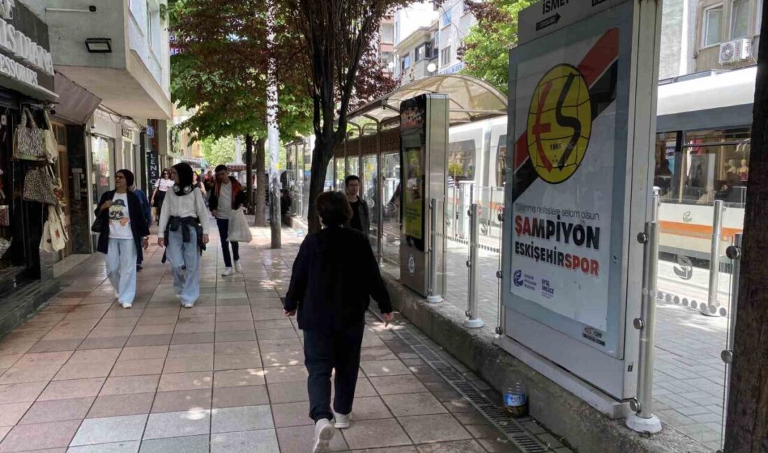 Çeşitli noktalara yerleştirilen Eskişehirspor afişleri beğeni topladı Eskişehirspor’un şampiyonluğunu ilan etmesinin ardından Eskişehir’de reklam panolarına ve çeşitli