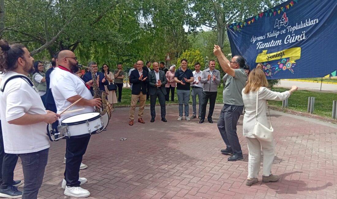 AFSÜ GençFest 2025, Bando Gösterisi Ve Kortej Yürüyüşü ile başladı Afyonkarahisar Sağlık Bilimleri Üniversitesi’nin (AFSÜ) 7. kuruluş yıl dönümü dolayısıyla