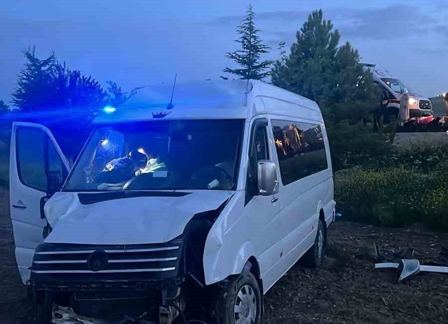 Devrilen minibüste 6 kişi yaralandı Afyonkarahisar’da kontrolden çıkarak tarım arazisine devrilen yolcu minibüsünde 6 kişi