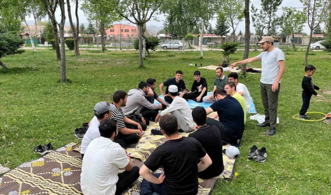 Diyanet Gençlik Merkezi’nden sınav öncesi moral pikniği Afyonkarahisar Diyanet Gençlik Merkezi, sınav dönemi öncesinde gençlerin moral ve