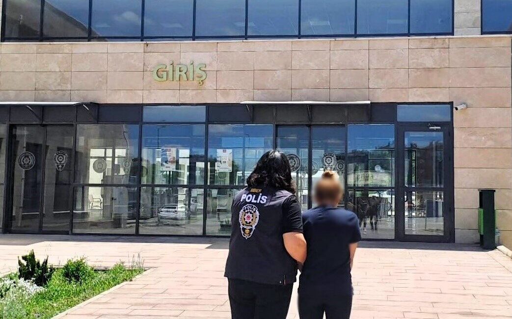Dolandırıcılık suçundan aranan şahsı polis yakaladı Afyonkarahisar’da dolandırıcılık suçundan 4 yıl hapis cezasıyla aranan şahıs polis