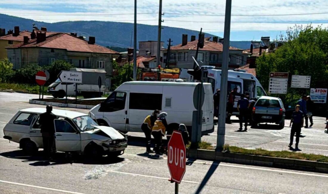 Domaniç’te trafik kazası: 5 yaralı Kütahya’nın Domaniç ilçesinde iki aracın çarpışması sonucu meydana gelen trafik