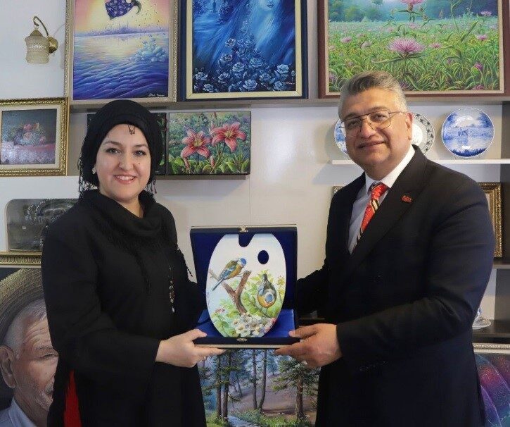 DPÜ Rektörü’nden Ressam Dilek Kocaman Yılmazer Atölyesi’ne ziyaret Dumlupınar Üniversitesi (DPÜ) Rektörü Prof. Dr. Süleyman Kızıltoprak, Tavşanlılı Ressam