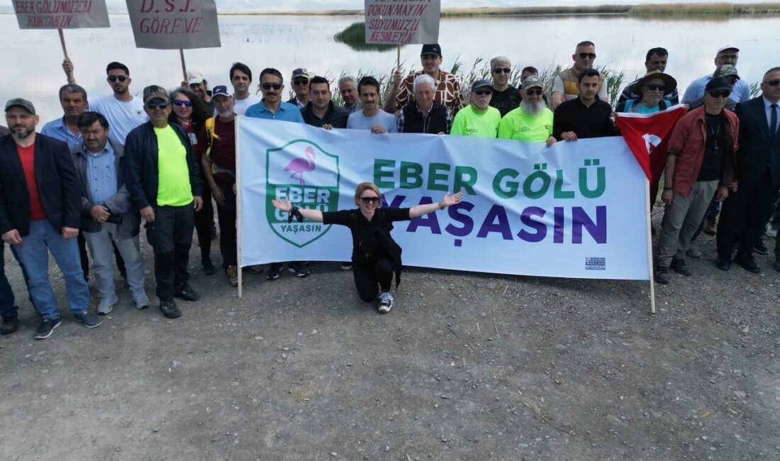 Eber Gölü için yürüdüler Afyonkarahisar’ın Çay ilçesinde sivil toplum kuruluşları üyeleri Eber Gölü’nün kurtarılması