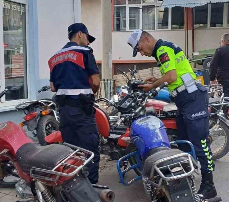 Eğirdir’de motosiklet denetimlerinde iki sürücüye 3 bin 160 TL para cezası Eğirdir’in Sarıidris beldesinde yapılan motosiklet denetimlerinde iki sürücüye toplam 3