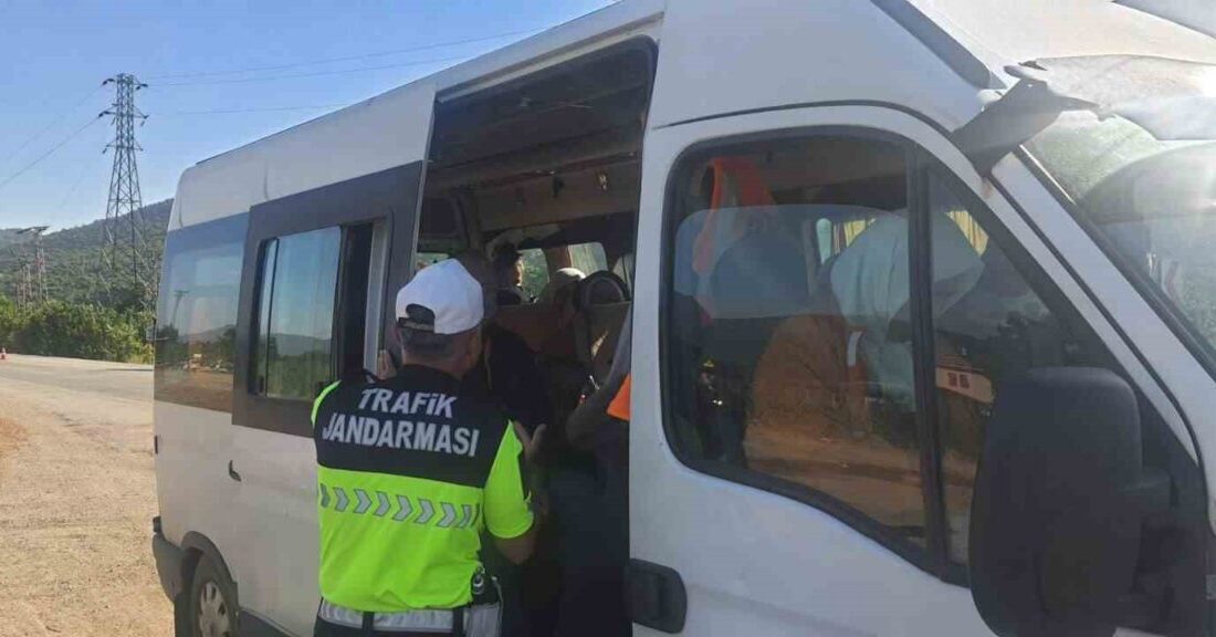 Eğirdir’de tarım işçilerine güvenli ulaşım denetimi: 2 araca ceza kesildi Isparta Jandarma ekipleri tarım işçilerini taşıyan servis araçlarına yönelik denetim