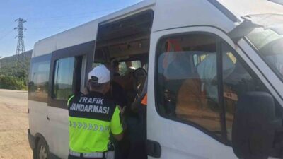 Isparta Jandarma ekipleri tarım işçilerini taşıyan servis araçlarına yönelik denetim