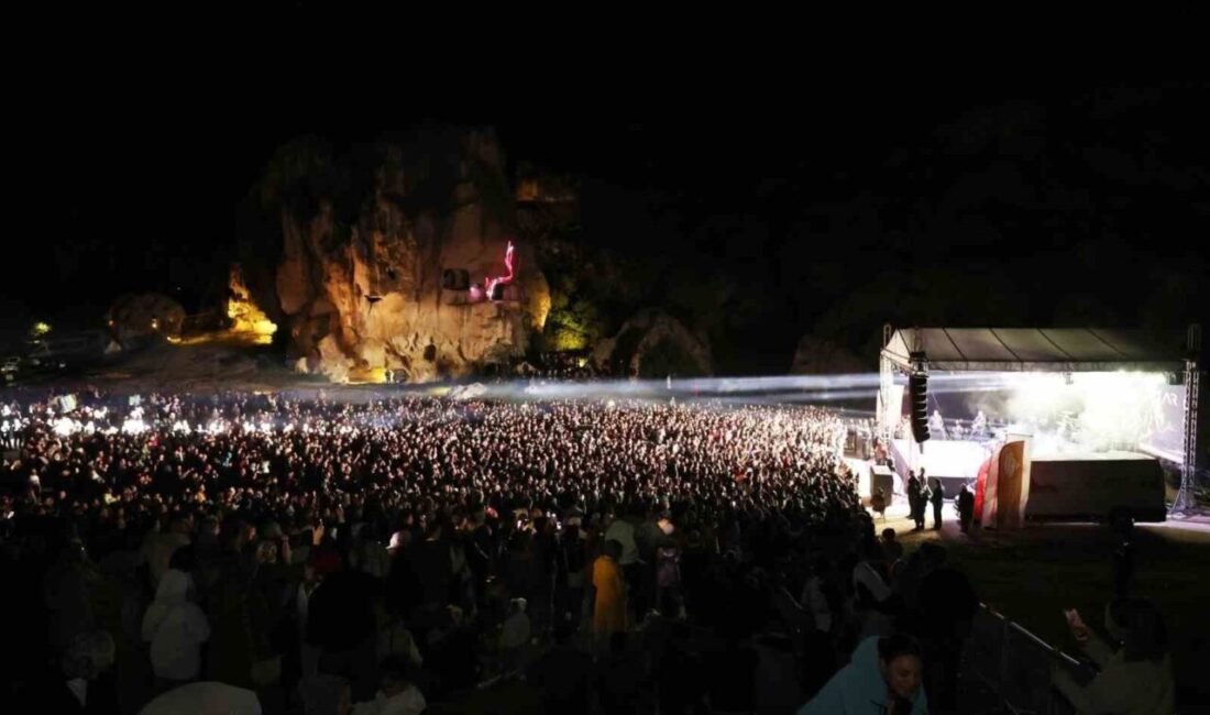 Ekin Uzunlar, Ayazini Frig Vadisi’nde unutulmaz bir konser verdi Afyonkarahisar’ın tarihi Ayazini Frig Vadisi, Kültür ve Turizm Bakanlığı’nın katkılarıyla