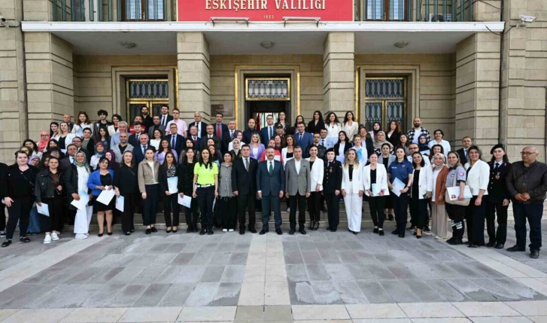 ’Ellerim Sesin Olsun’ projesi kapanış töreni yapıldı Eskişehir Valiliği Açık Kapı Şube Müdürlüğü koordinasyonunda yürütülen ve işitme