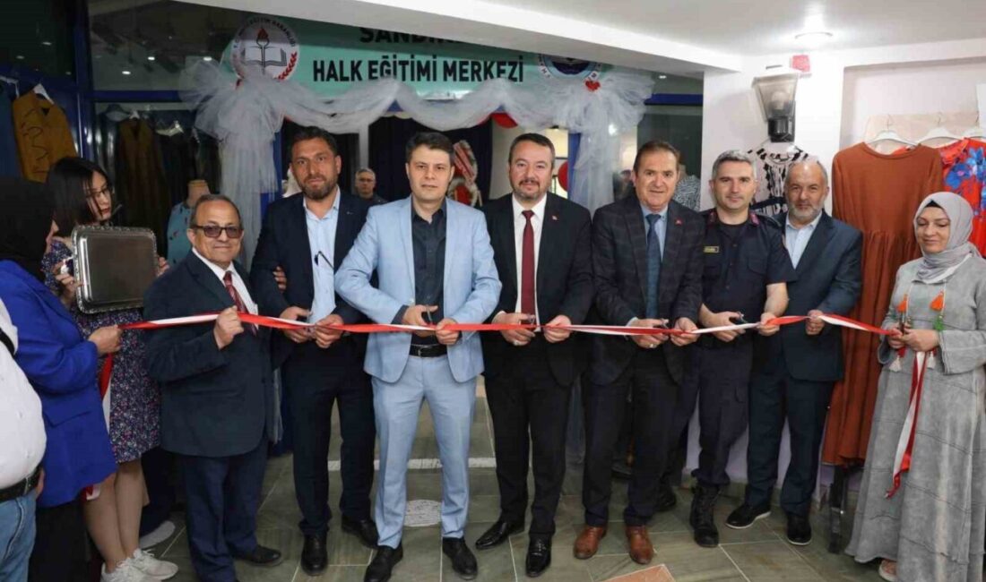 Emek ve el sanatları sergilendi Afyonkarahisar Sandıklı Halk Eğitim Merkezi tarafından her yıl geleneksel olarak