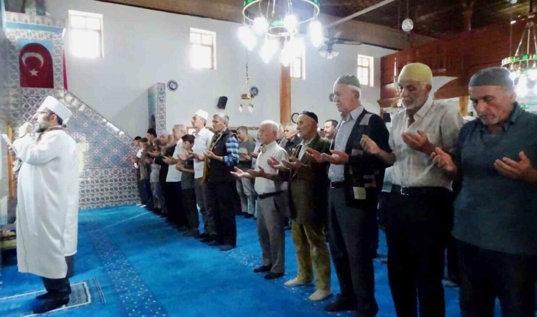 Emet Yeniceköy’de binlerce kişinin katıldığı yağmur duası Kütahya’nın Emet ilçesine bağlı Yeniceköy’de vatandaşlar geleneksel yağmur duasında bir