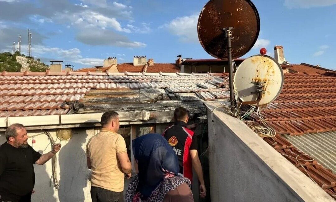 Emet’te çatı yangını Kütahya’nın Emet ilçesinde bir evin çatısında çıkan yangın itfaiye ekiplerince