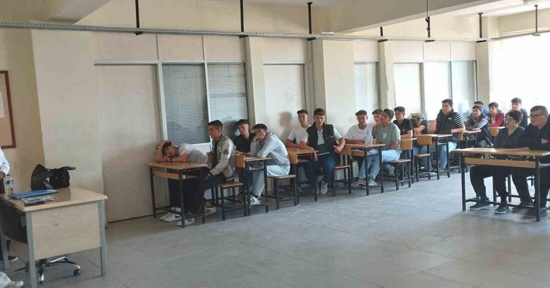 Emet’te lise öğrencilerine sağlıklı yaşam ve hastalıklarla mücadele semineri Emet Cevizdere Şehitleri Mesleki ve Teknik Anadolu Lisesinde Toplum Sağlığı