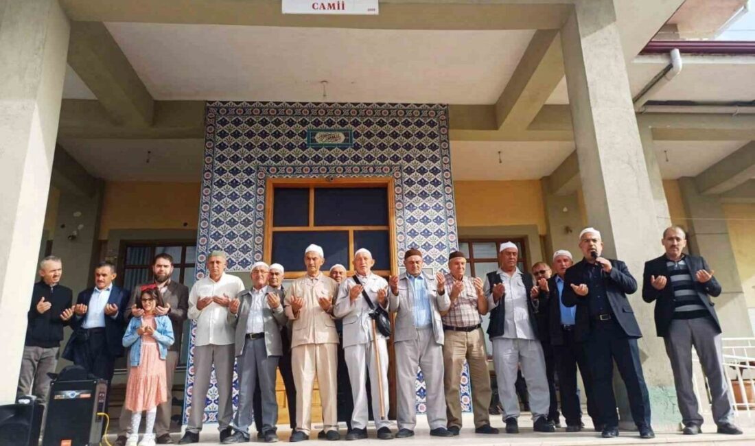 Emet’ten 29 hacı adayı kutsal topraklara dualarla uğurlandı Kütahya’nın Emet ilçesinde hac farizasını yerine getirmek üzere kutsal topraklara