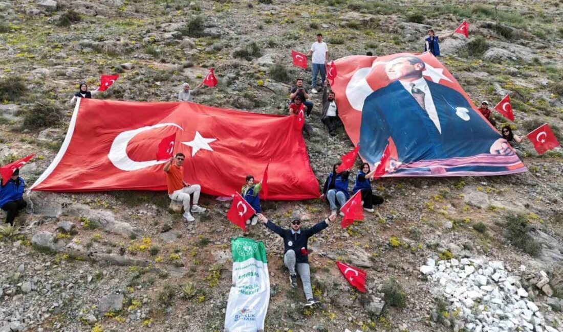Emirdağlı gençlerden anlamlı mesaj: “Önce Vatan” Afyonkarahisar Emirdağ Gençlik Merkezi, gönüllü gençlerle birlikte anlamlı bir çalışmaya