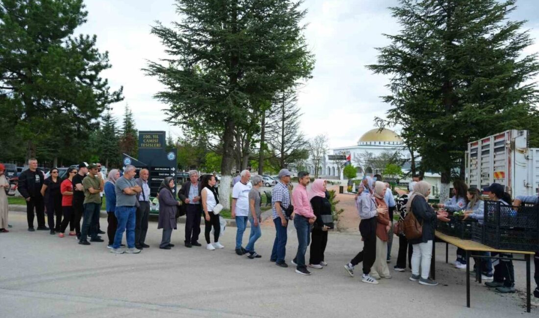 Eskişehir Büyükşehir Belediyesi’nden duygulandıran çiçek jesti Eskişehir Büyükşehir Belediyesi, Anneler Günü’nde Asri Mezarlık girişinde kurduğu stantlarda