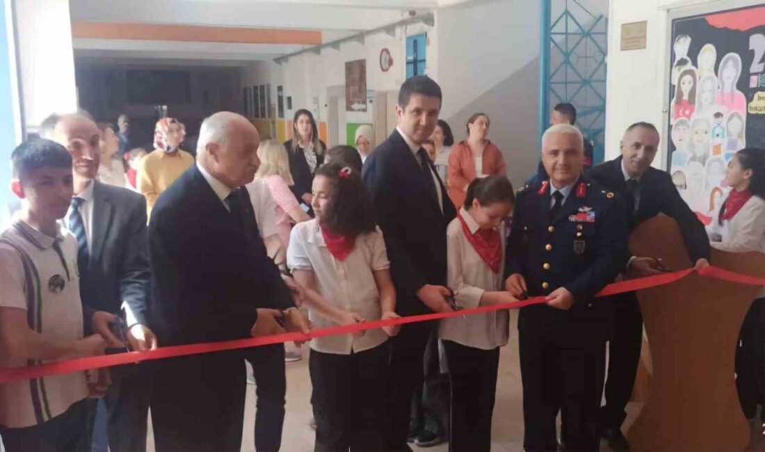 Eskişehir Orgeneral Halil Sözer Ortaokulu‘nda ‘Atatürk Çocukları Çok Severdi’ isimli resim ve fotoğraf sergisi Eskişehir Orgeneral Halil Sözer Ortaokulu‘nda ‘Atatürk Çocukları Çok Severdi’ isimli
