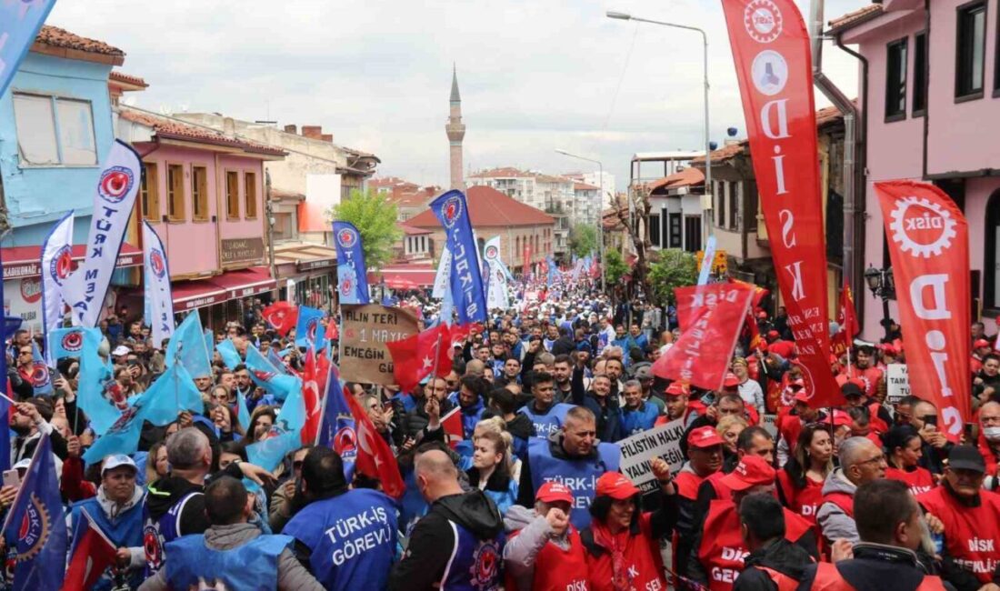 Eskişehir’de 1 Mayıs İşçi Bayramı coşkuyla kutlandı Eskişehir’de yaklaşık 5 bin vatandaşın katılım sağladığı 1 Mayıs İşçi