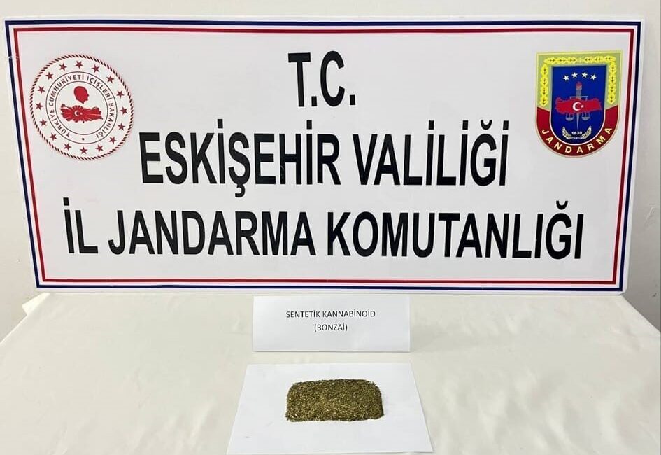 Eskişehir’de ilçeye uyuşturucu taşıyan 2 şüpheli yakalandı Eskişehir kent merkezinden uyuşturucu maddeyi Alpu ilçesine taşıdığı tespit edilen