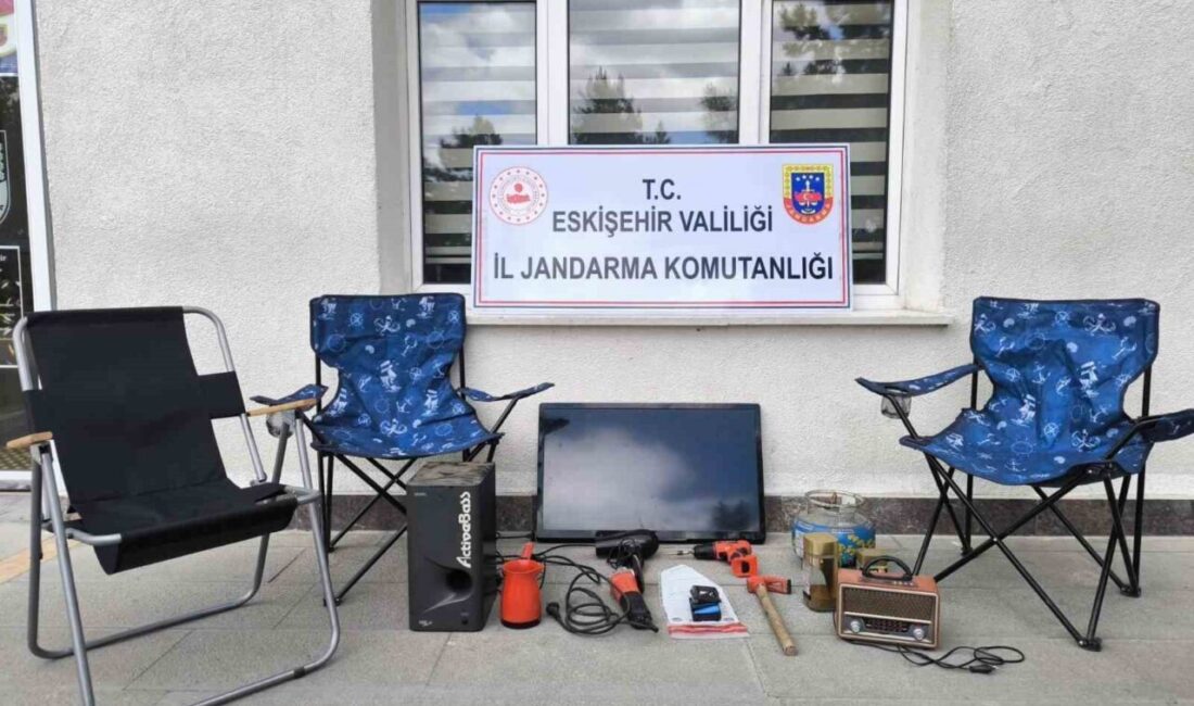 Eskişehir’de ilginç hırsızlık olayı: Kamp sandalyelerini ve piknik ekipmanlarını çaldılar Eskişehir Odunpazarı’nda gerçekleşen evden hırsızlık vakası sonrası yapılan çalışmalar doğrultusunda