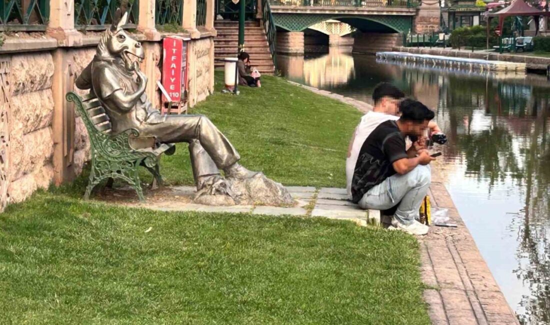 Eskişehir’de trajikomik kare: ’Çekirdek Çitleyen Eşek’in önünde çekirdek çitlediler Eskişehir’de Porsuk Çayı kenarında çevre kirliliğine dikkat çekmek için yerleştirilen