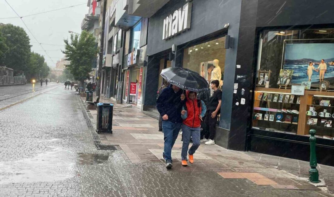 Eskişehir’de yağmur vatandaşlara zor anlar yaşattı Eskişehir’de etkili olan sağanak yağmura karşı vatandaşlar şemsiyeleri ile önlem