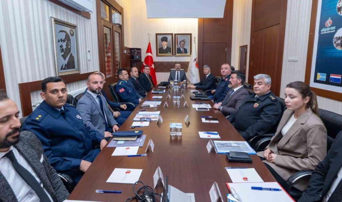 Eskişehir’in güvenliği masaya yatırıldı Vali Hüseyin Aksoy’un başkanlığında düzenlenen toplantıda, Eskişehir’in güvenliği masaya yatırıldı.