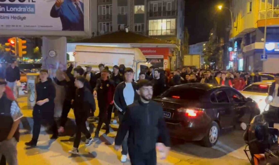 Eskişehirspor taraftarı sokağa döküldü Galatasaray’ın şampiyonluğunu ilan etmesinin ardından kutlama yapılmaması amacıyla sokaklara dökülen
