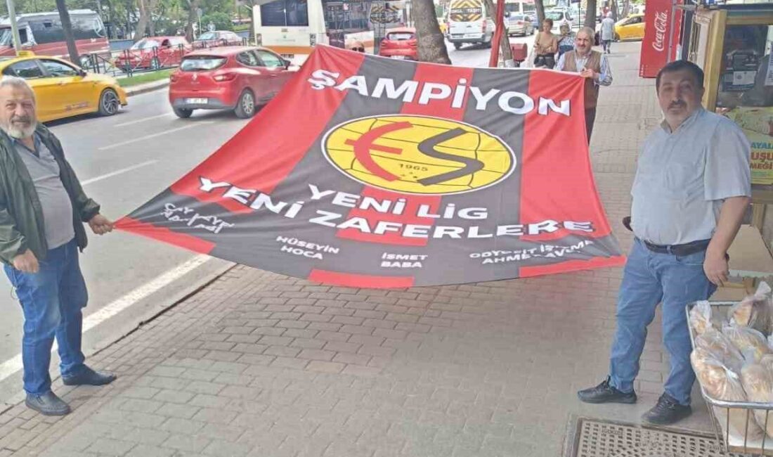 Esnaf kendi imkanlarıyla dev Eskişehirspor bayrağı yaptırdı Eskişehirspor’un şampiyon olmasıyla büyük sevinç yaşayan esnaf, takım için kendi
