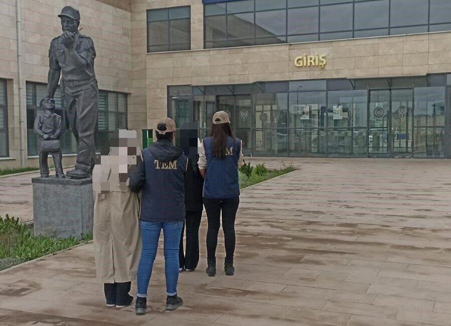 FETÖ’nün yurt dışı eğitim kamplarına katılan 2 şahsı polis yakaladı Fetullahçı Terör Örgütü’nün (FETÖ) yurt dışı eğitim kamplarına katıldıkları tespit