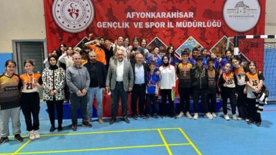 Afyonkarahisar’da Gençlik Haftası çerçevesinde düzenlenen Floor Curling Turnuvası, büyük heyecana