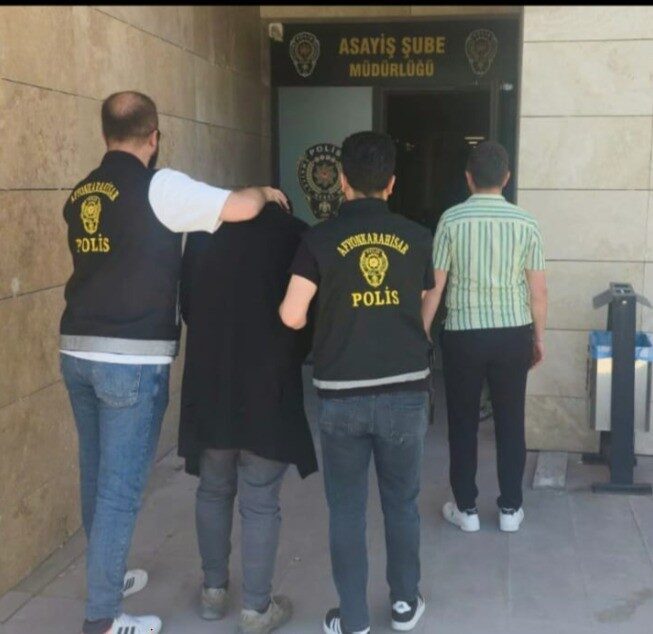 Gece girdiği kafeyi soyan hırsızdan şaşırtan not Afyonkarahisar’da gece girdiği kafenin kasasından bin TL çalıp “Paraya ihtiyacım