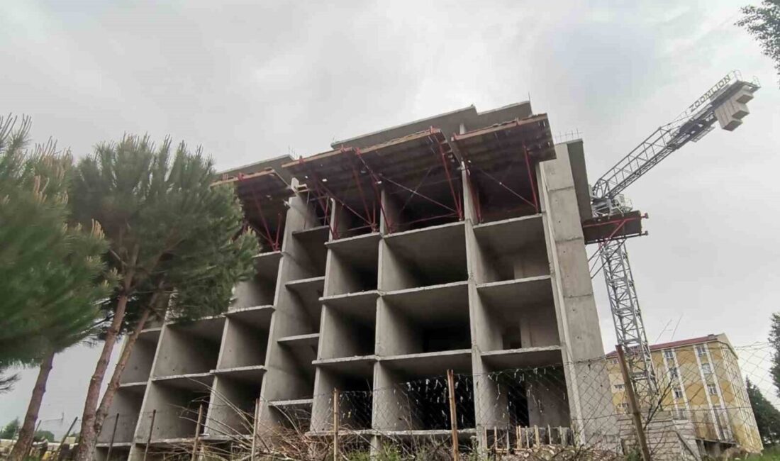 Gediz’de 5.etap TOKİ konutları hızla yükseliyor Kütahya’nın Gediz ilçesinde yapımına başlanan 5. etap TOKİ konutlarında çalışmalar
