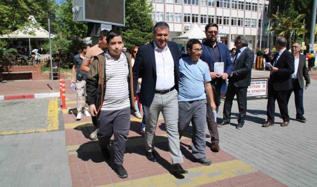 Gediz’de Engelliler Haftası farkındalık standıyla başladı Kütahya’nın Gediz ilçesinde, 10-16 Mayıs Engelliler Haftası dolayısıyla farkındalık oluşturmak