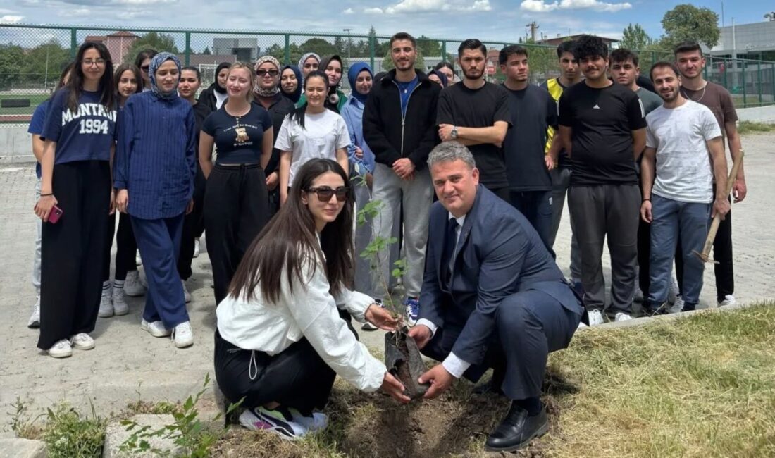 Gediz’de genç fidanlar toprakla buluştu Kütahya’nın Gediz ilçesinde, 19 Mayıs Gençlik Haftası etkinlikleri coşkuyla devam