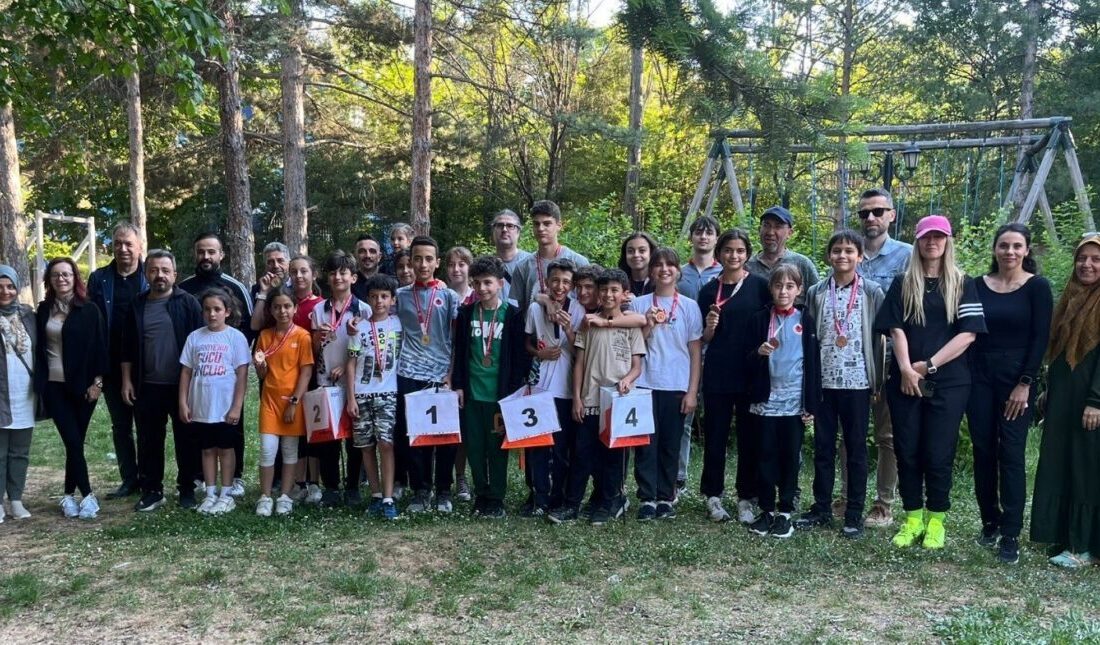 Genç oryantiring sporcuları Kütahya’da ter döktü Kütahya Belediyesi Bengisu Sosyal Tesisleri ve çevresindeki parkurda düzenlenen Oryantiring