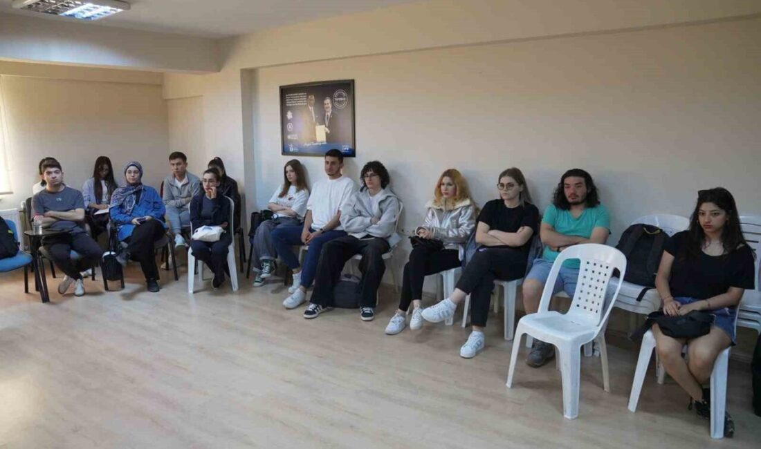 Tepebaşı Belediyesi 29 Ekim Gençlik Merkezi’nde düzenlenen programda, gençlere toplumsal