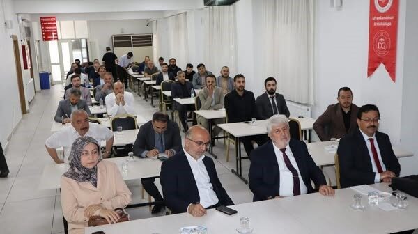 Gençlik koordinatörleri ve manevi danışmanlar istişare için bir araya geldi Afyonkarahisar İl Müftülüğü öncülüğünde düzenlenen Gençlik Koordinatörleri, Manevi Danışmanlar ve